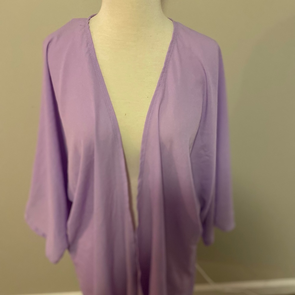 Gorgeous lightweight kimono. Beautiful lilac color is perfect for warm weather